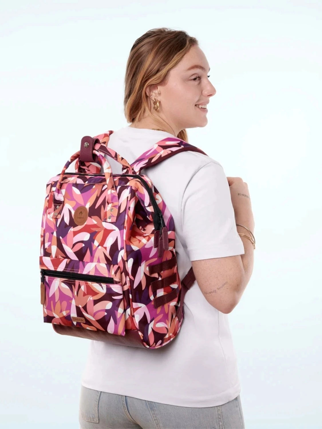 sac-a-dos-cabaia-montreuil-medium-rose-porte
