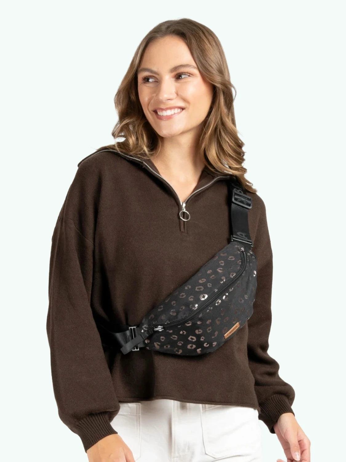 sac-banane-cabaia-louisville-marron-porte-face
