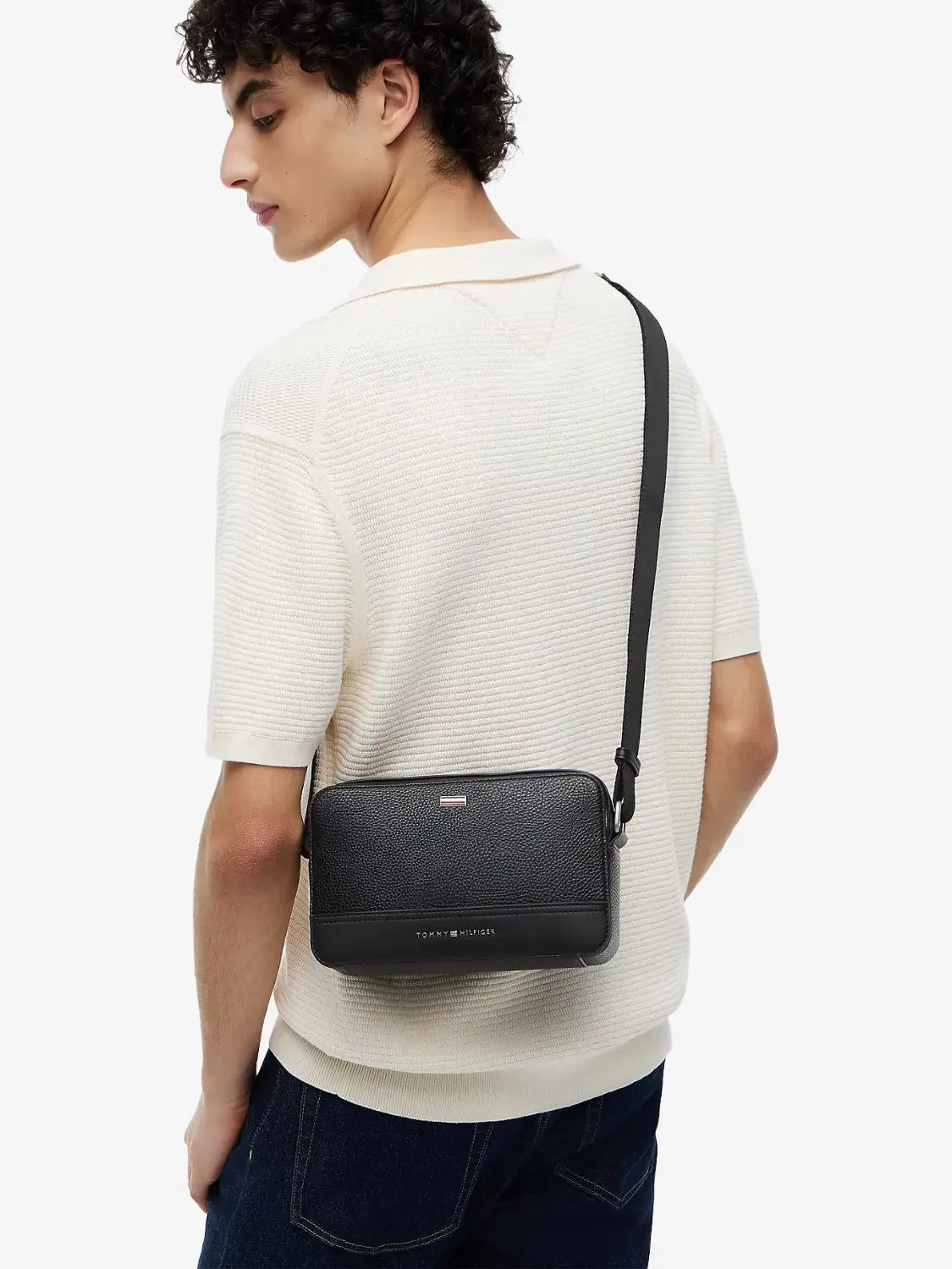 sacoche-tommy-hilfiger-noire-porte