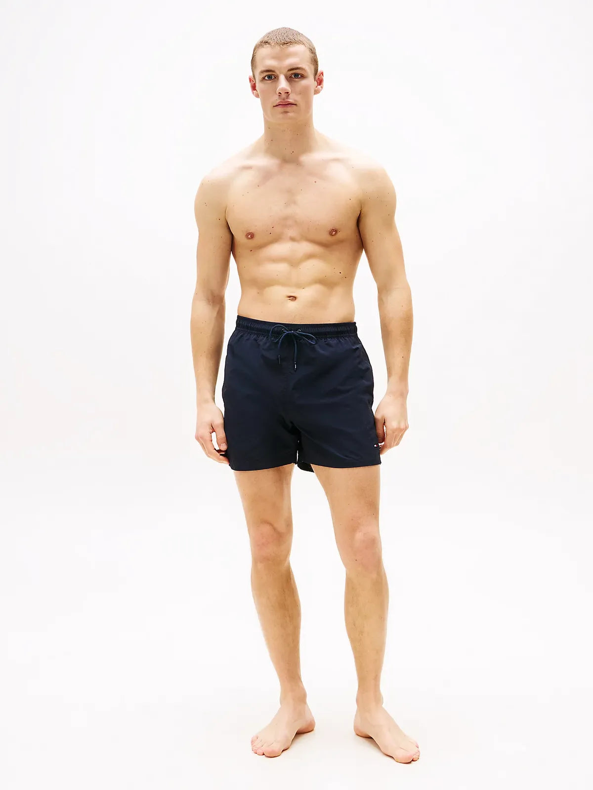shortdebain-tommyhilfiger-homme-marine-porte