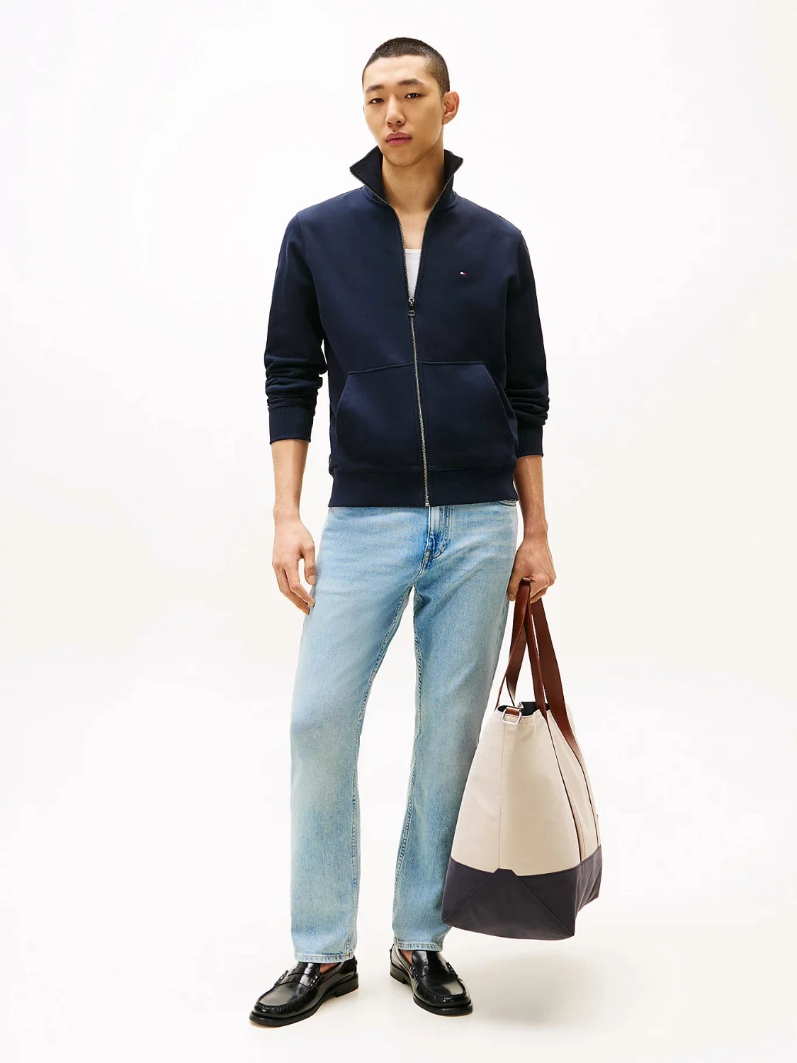 sweat-zippe-homme-marine-porte