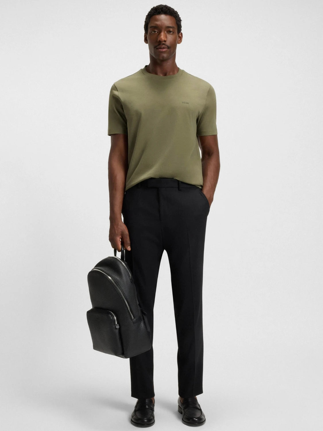t-shirt-boss-homme-kaki-porte
