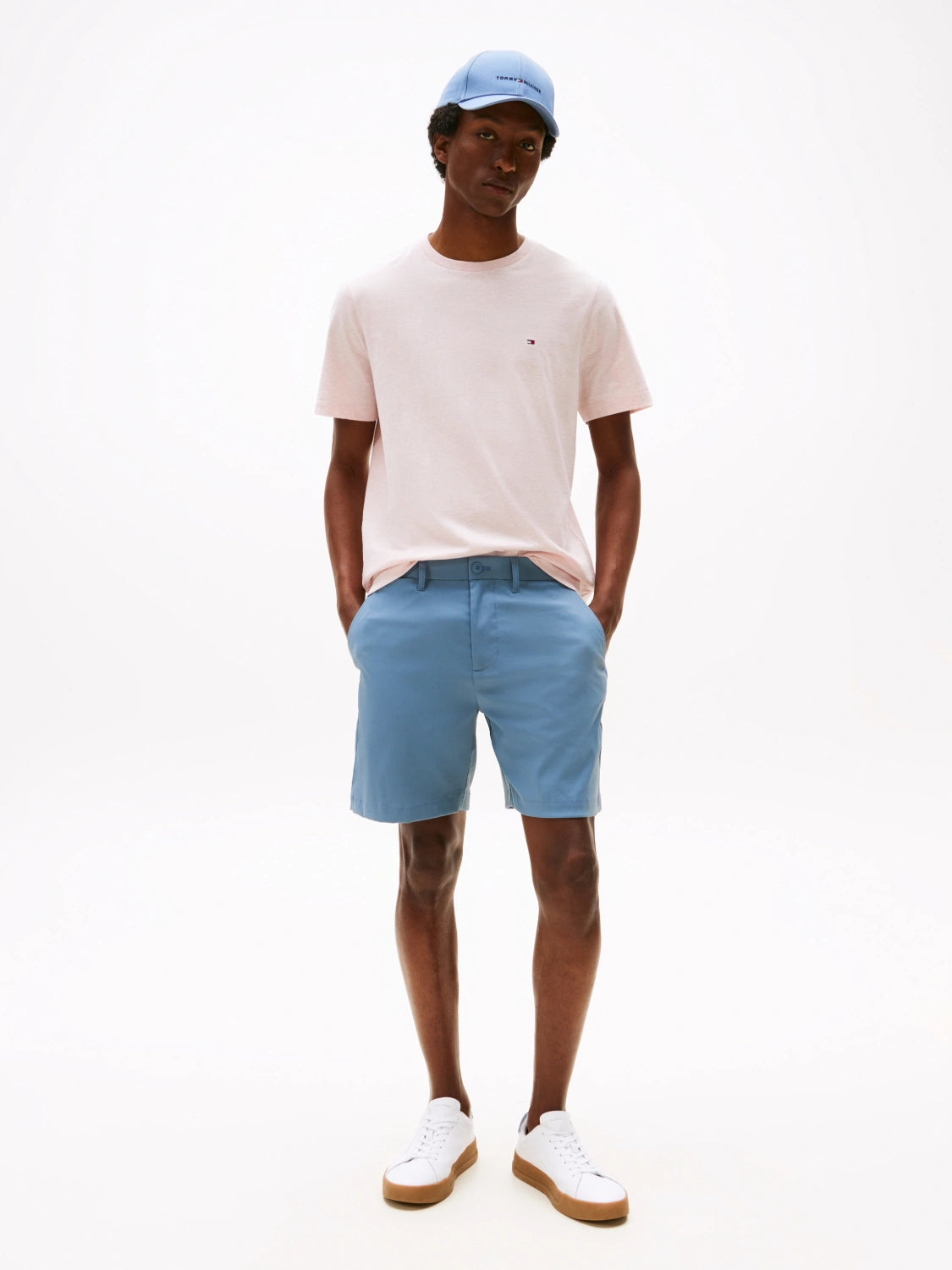 t-shirt-tommy-hilfiger-homme-rose-clair-porte