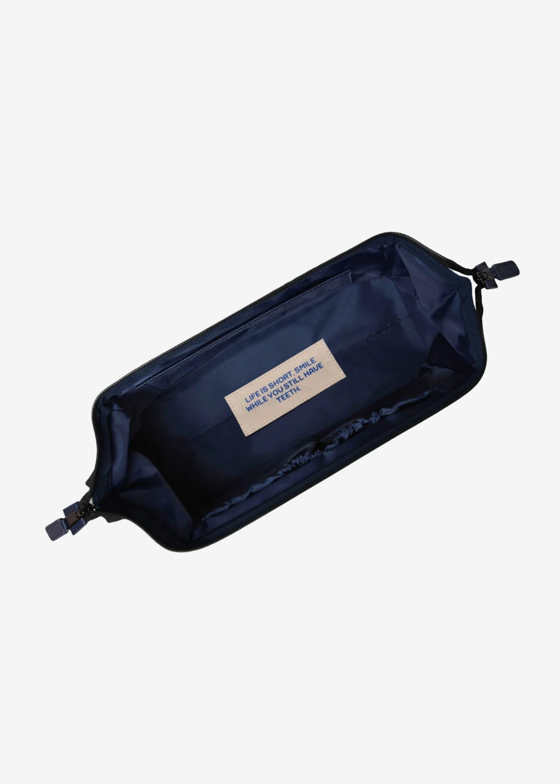 trousse-de-toilette-cabaia-rue-du-temple-marine-ouvert