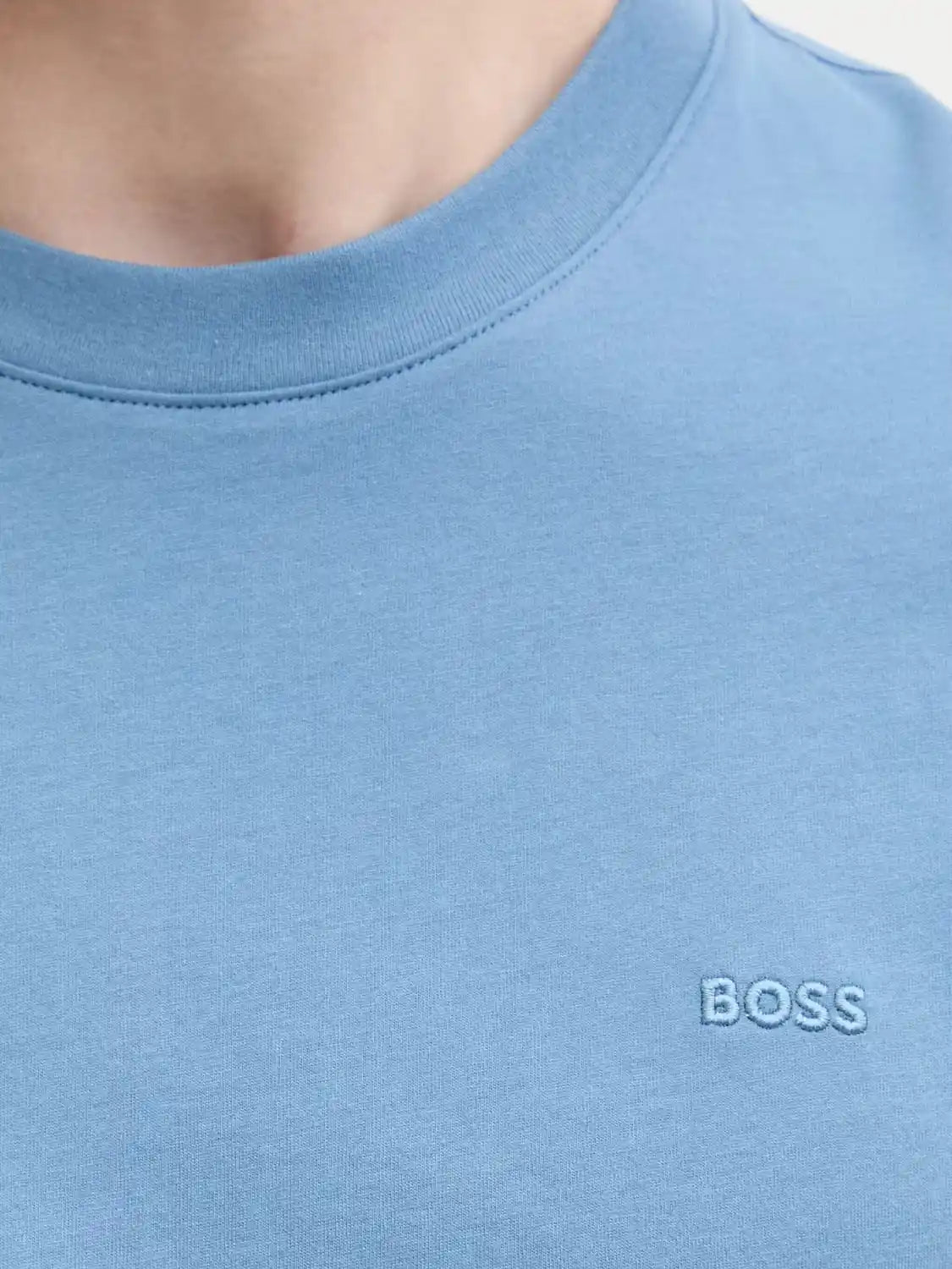 tshirt-boss-bleu-detail-50565995459