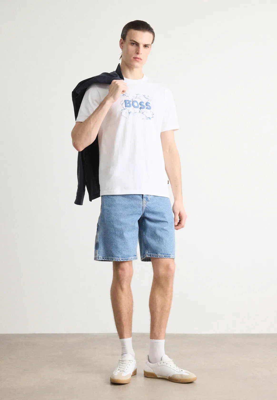 tshirt-boss-homme-blanc-porte