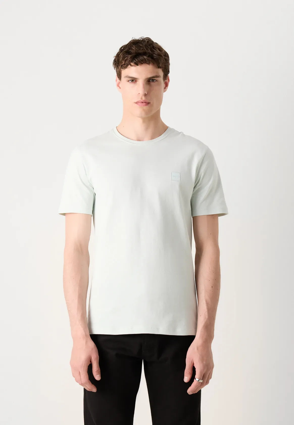 tshirt-boss-homme-bleu-face-porte