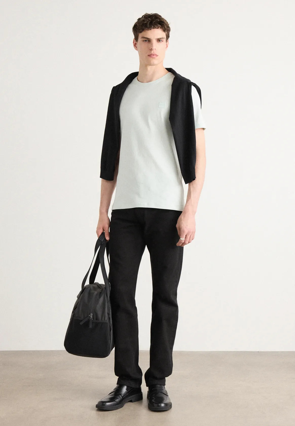 tshirt-boss-homme-bleu-porte