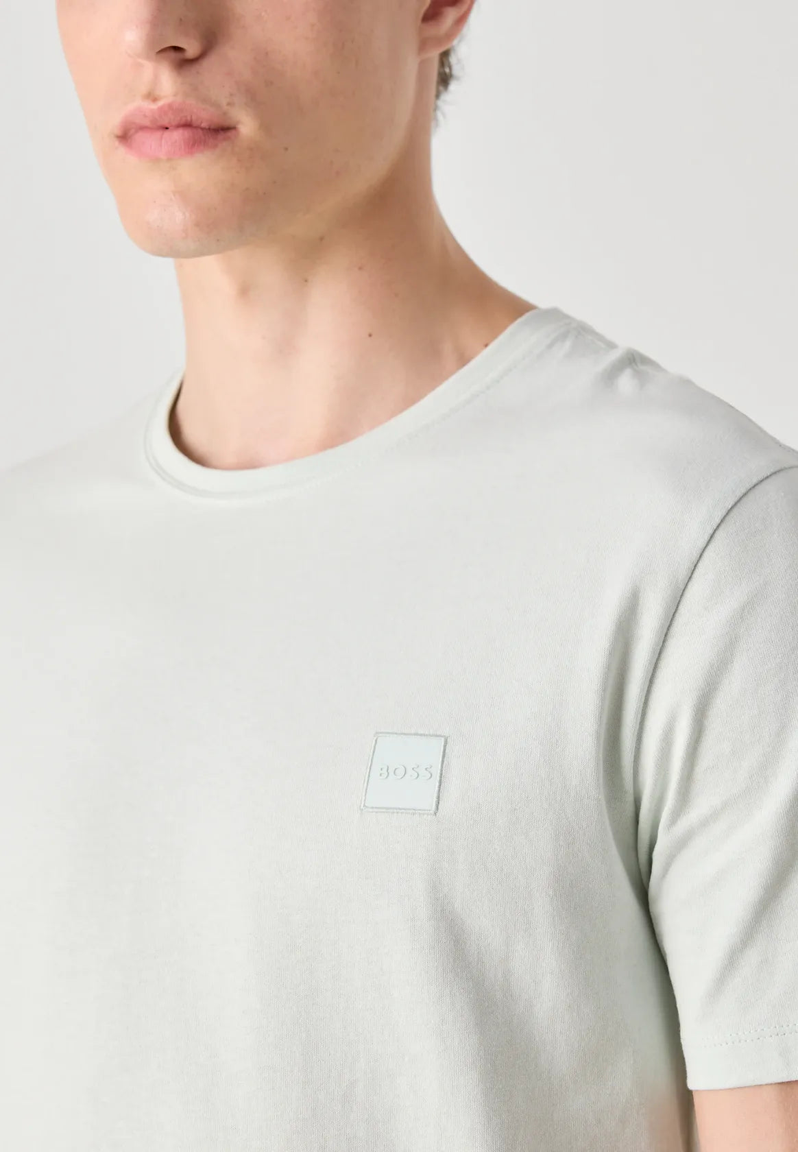 tshirt-boss-homme-bleu-zoom-devant