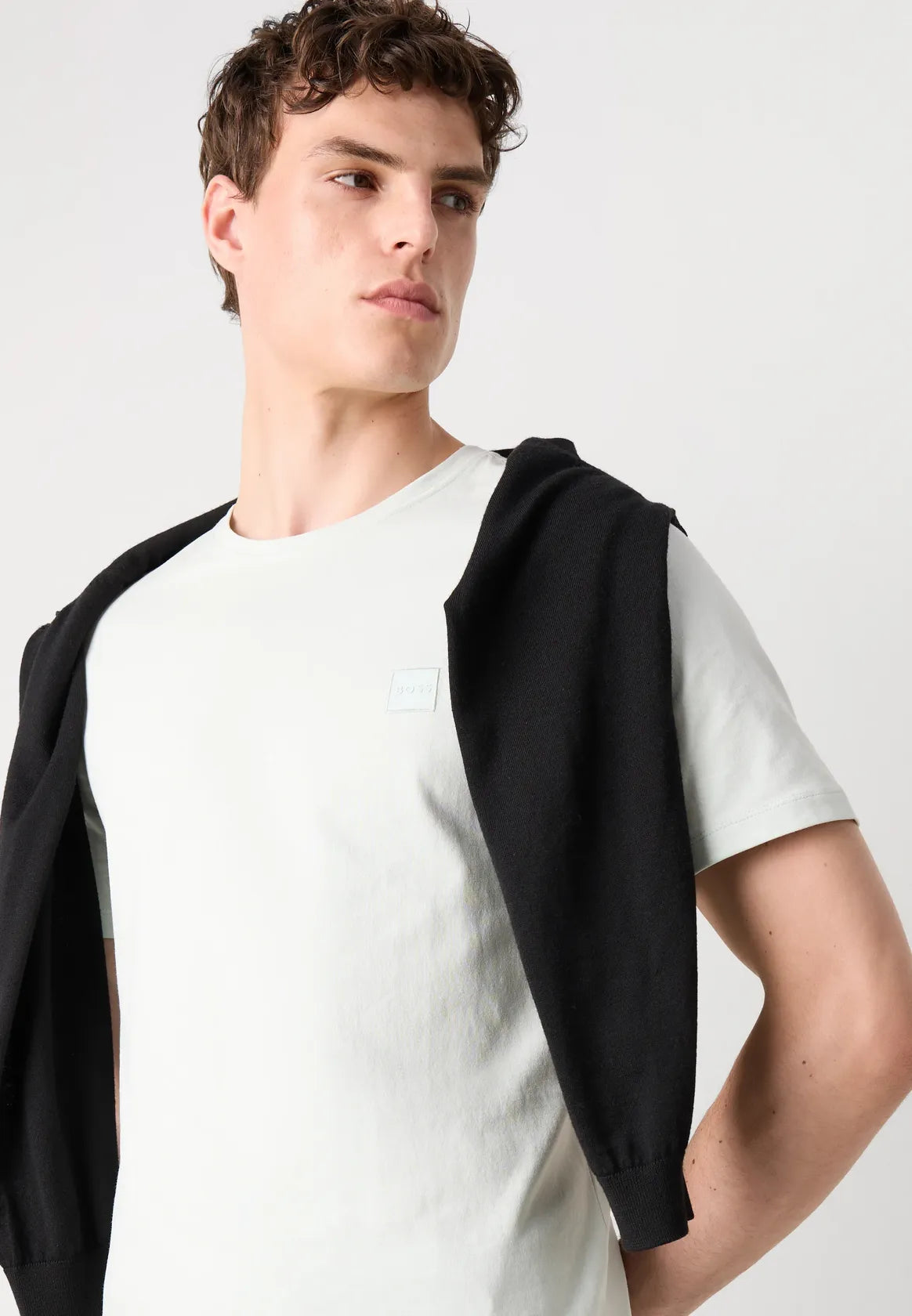 tshirt-boss-homme-bleu-zoom-porte