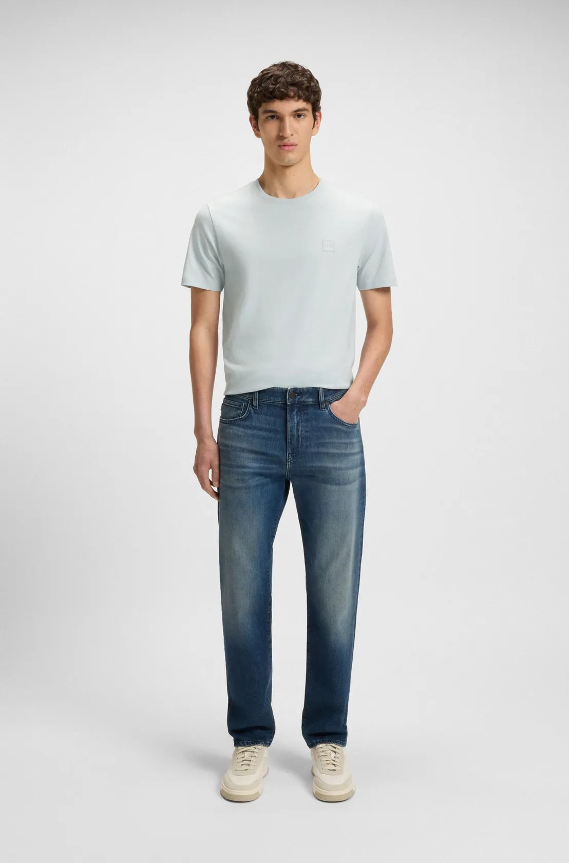 tshirt-boss-homme-gris-porte