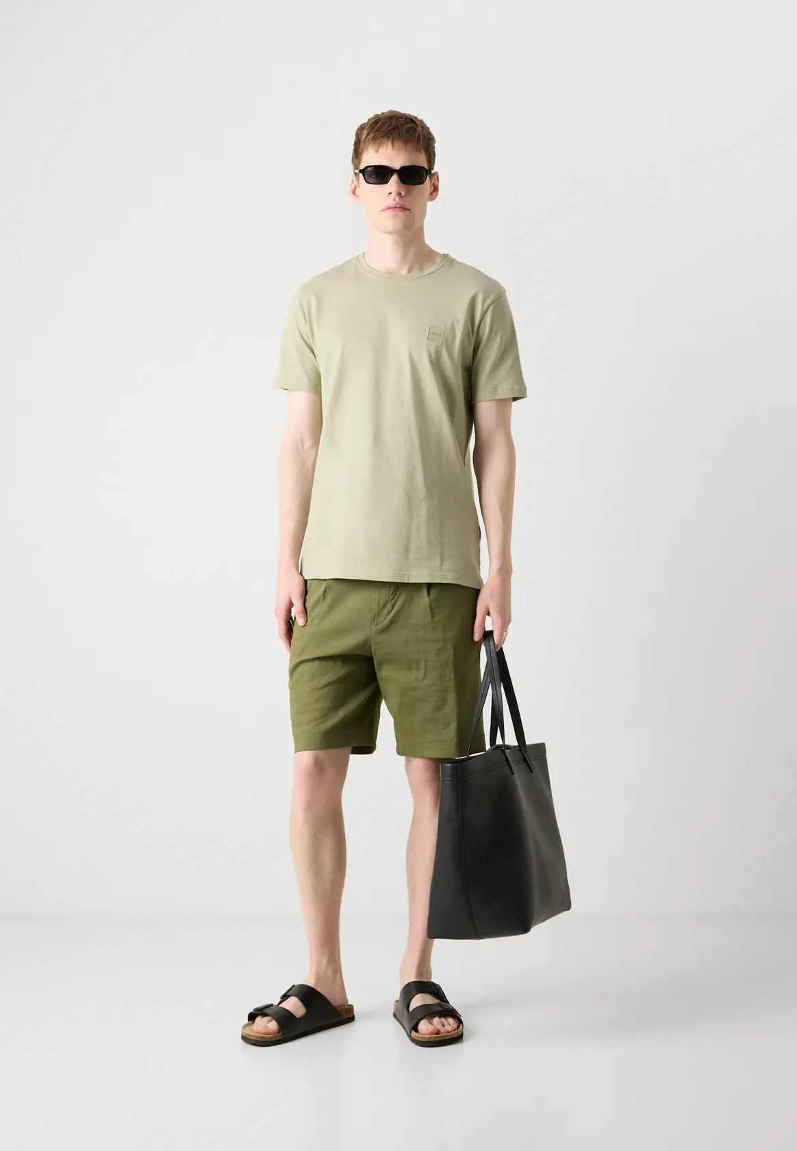 tshirt-boss-homme-vert-porte-face