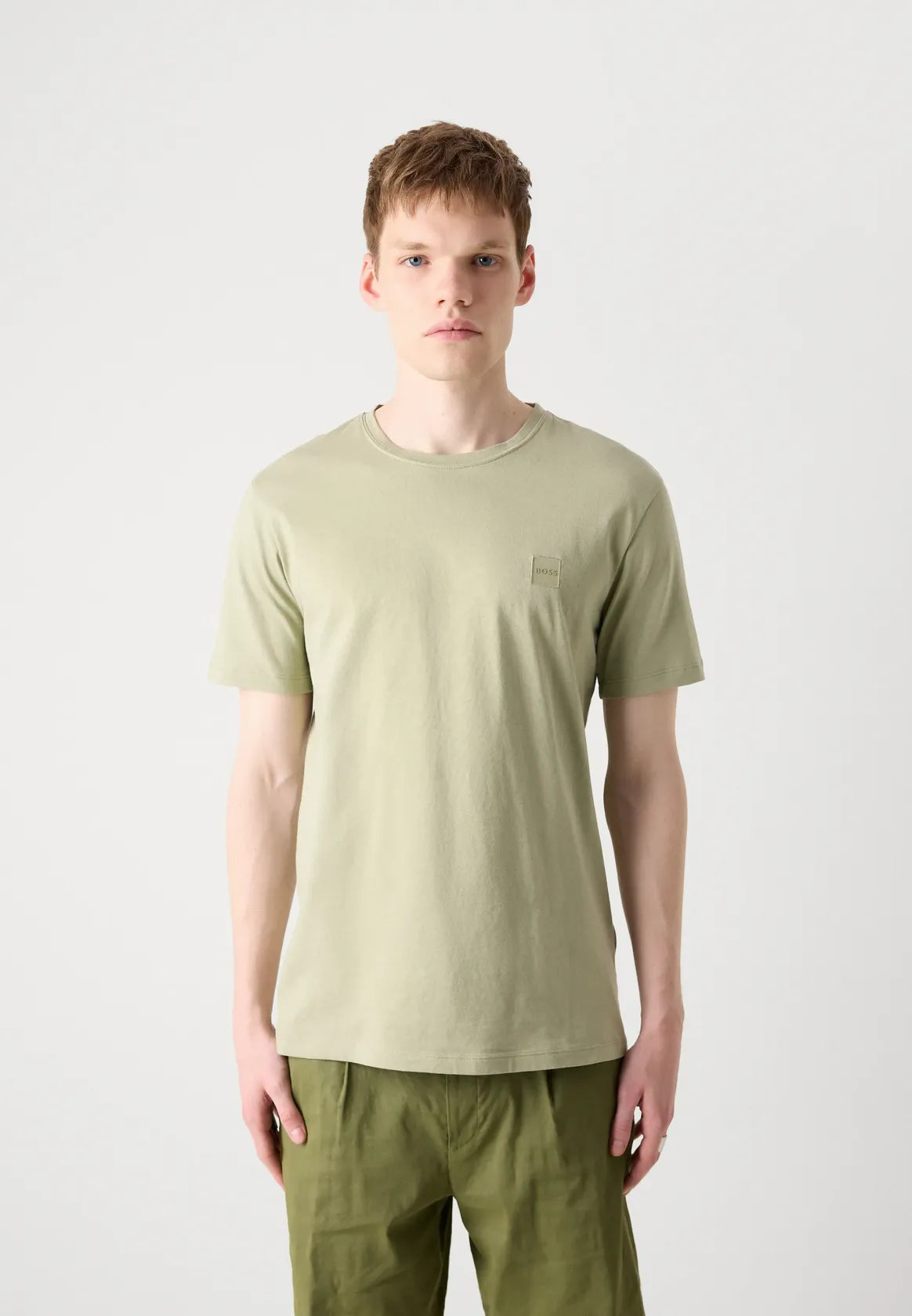 tshirt-boss-homme-vert-porte