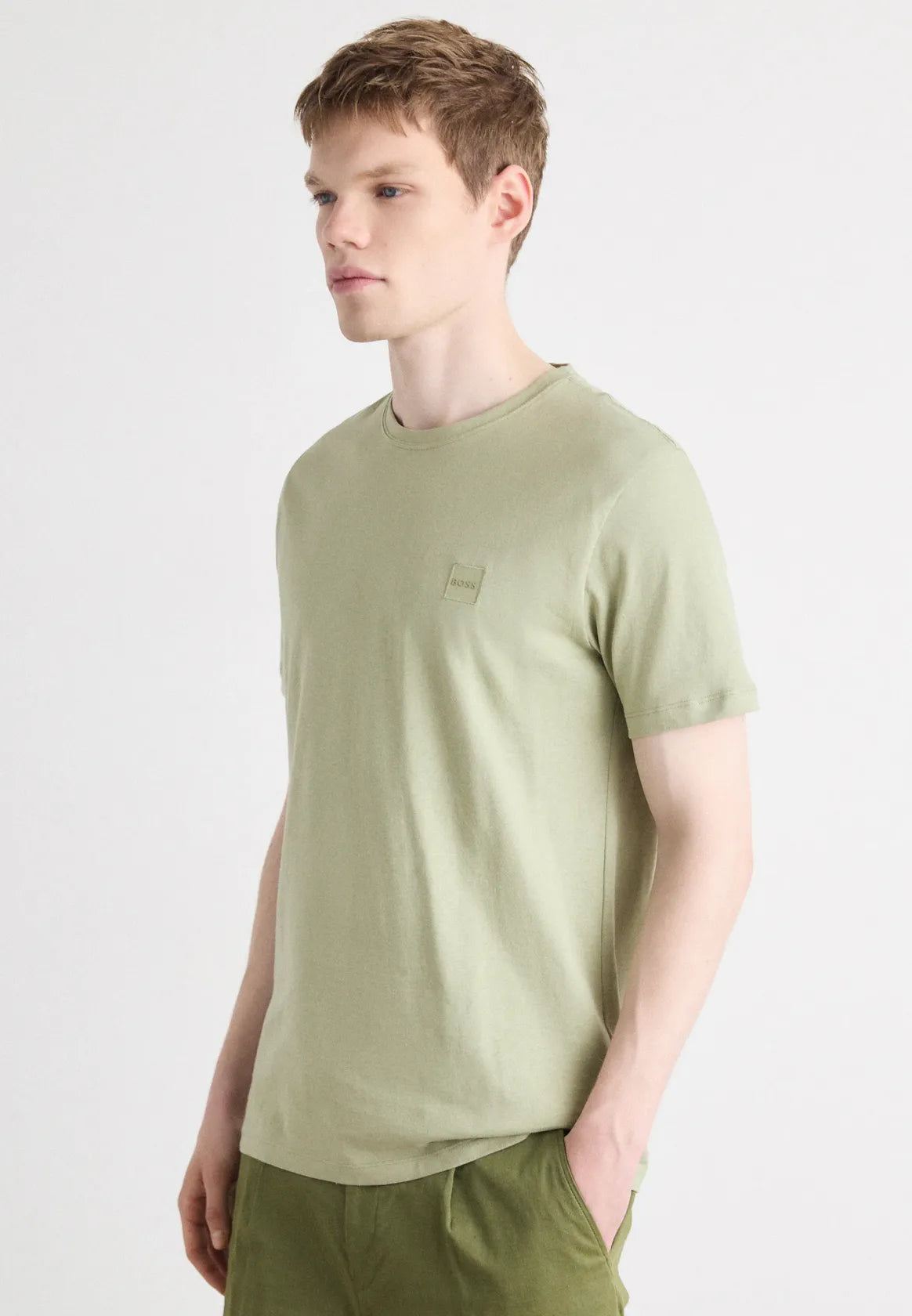 tshirt-boss-homme-vert-profil