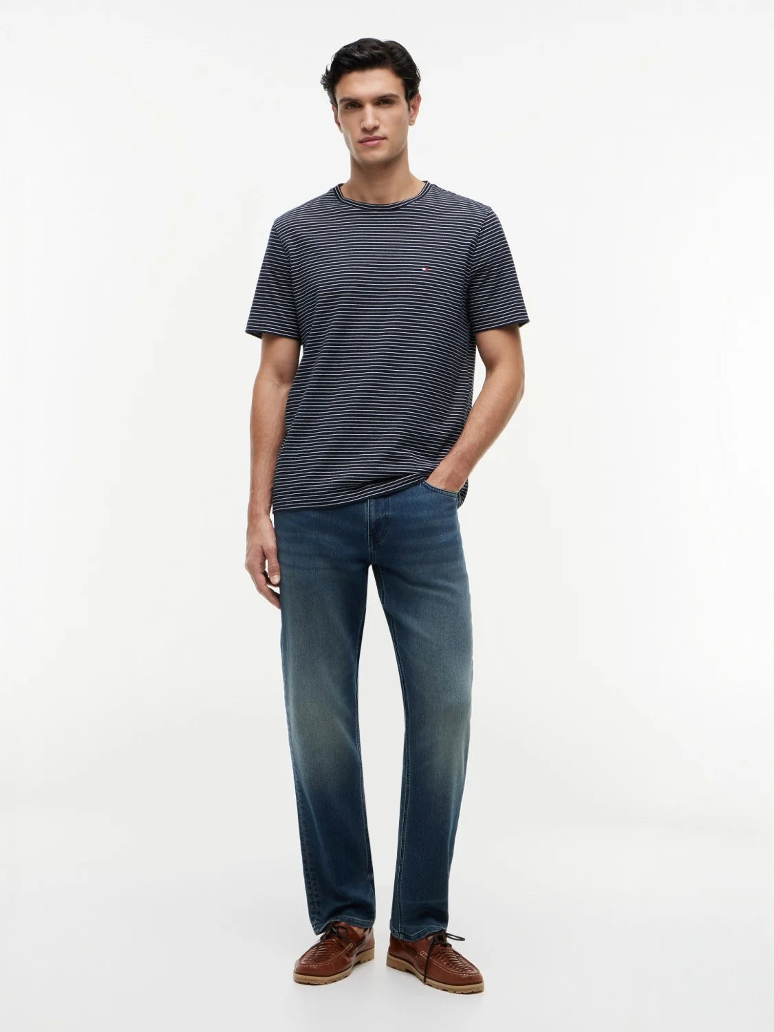 tshirt-tommy-hlfiger-mariniere-homme-MW0MW409230A7-porte