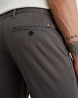 Pantalon chino Tommy Hilfiger slim gris en coton bio - Georgespaul