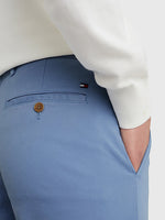 Afbeelding in Gallery-weergave laden, Pantalon chino slim Tommy Hilfiger bleu clair en coton bio stretch
