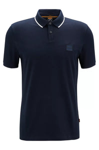 Tailliertes marineblaues Poloshirt mit BOSS-Paspelierung aus Stretch-Baumwolle