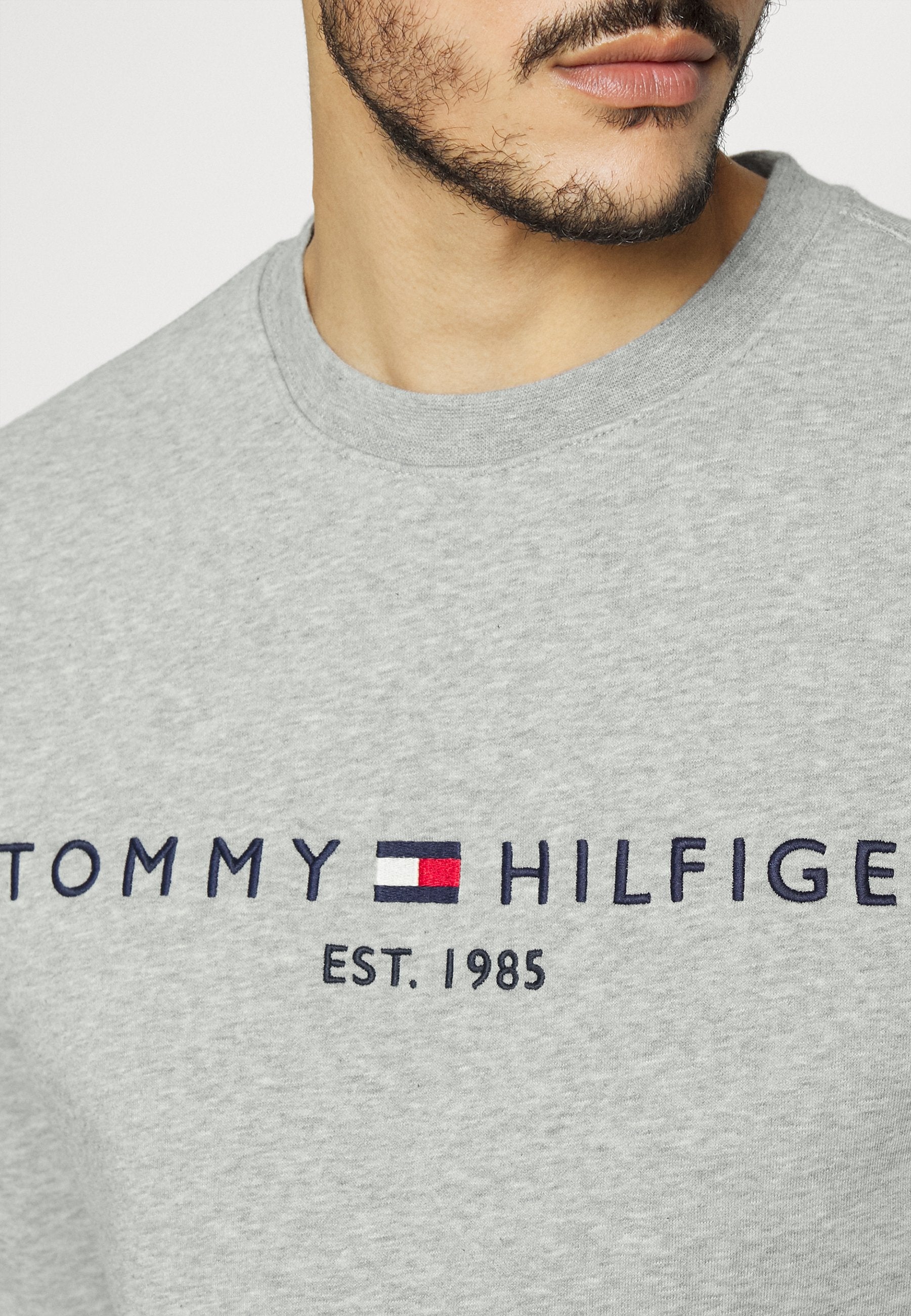 Sweat col rond homme logo Tommy Hilfiger gris en coton bio | Georgespaul
