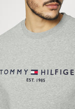 Charger l&#39;image dans la galerie, Sweat col rond homme logo Tommy Hilfiger gris en coton bio | Georgespaul
