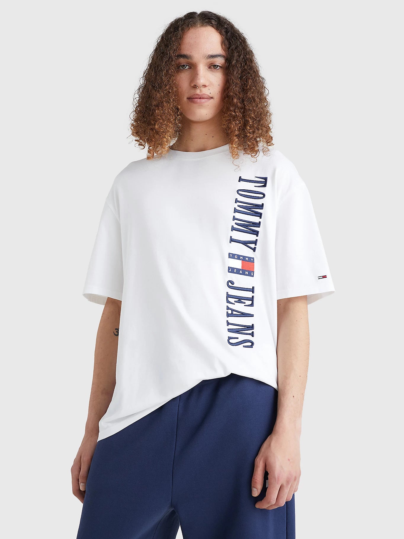 T-Shirt logo vertical Tommy Jeans blanc I Georgespaul