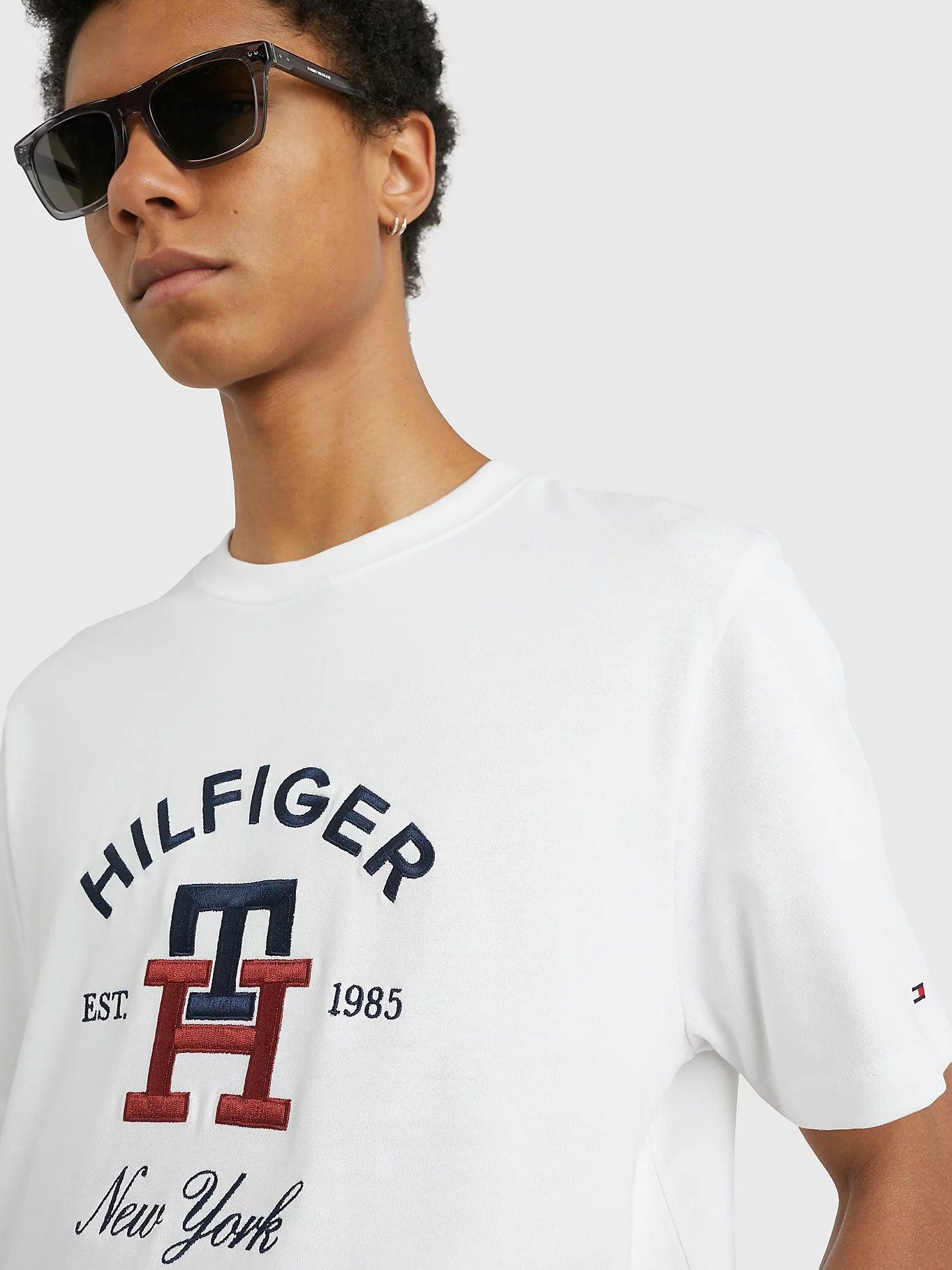 T-Shirt monogramme Tommy Hilfiger blanc en coton bio - Georgespaul