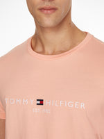 Charger l&#39;image dans la galerie, T-shirt homme logo Tommy Hilfiger rose en coton bio | Georgespaul
